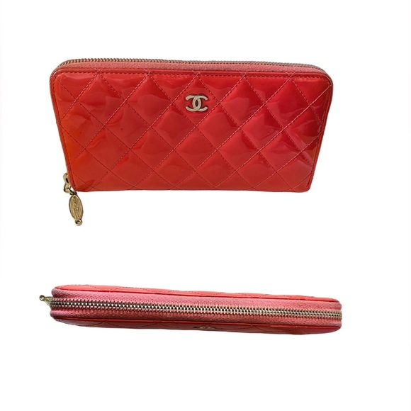 CHANEL
Interlocking CC Logo Wallet - Picture 7 of 16